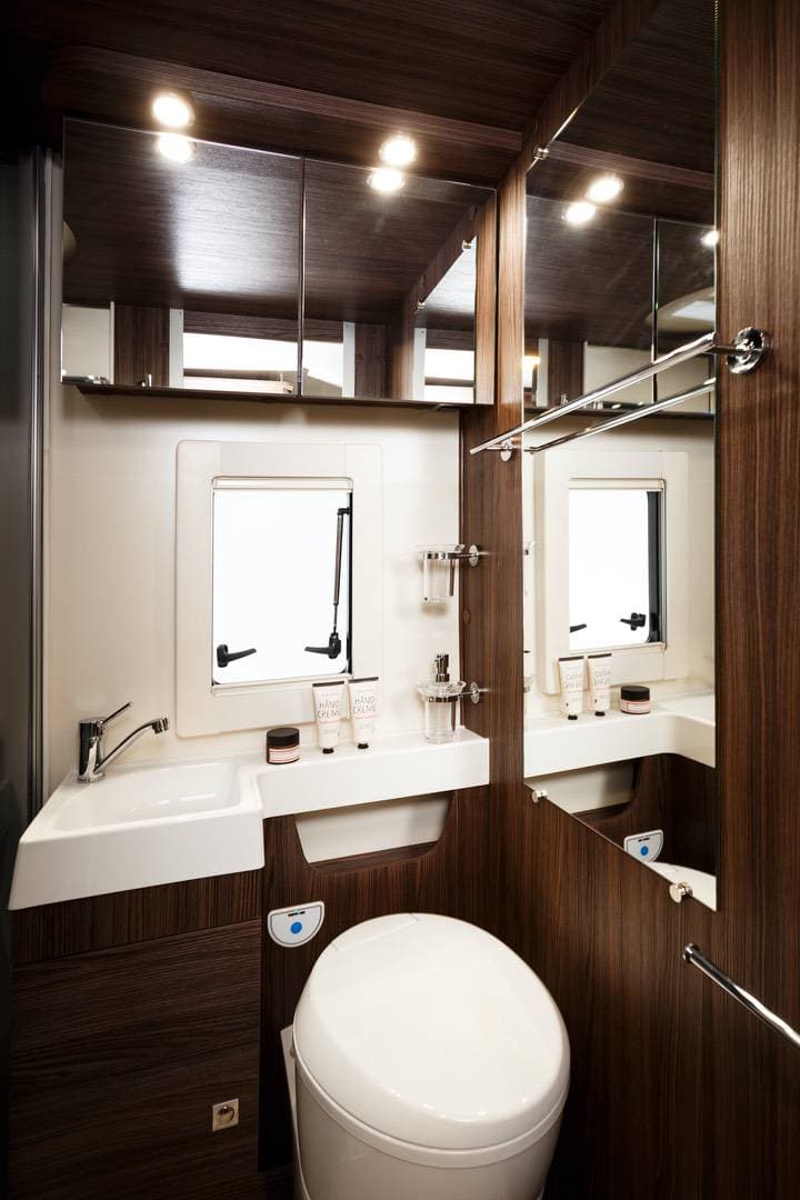Benimar Sport 346 bathroom with washbasin and toilet