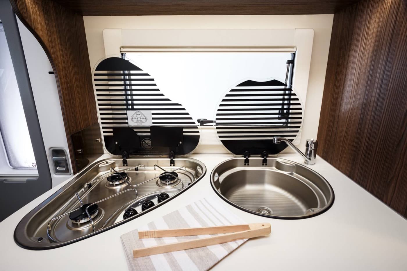 Benimar Sport 346 kitchen with gas hob and sink