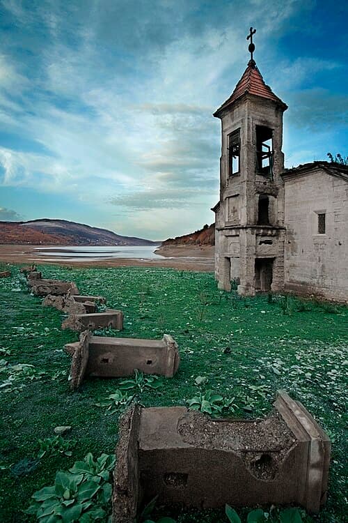 Mavrovo (village)